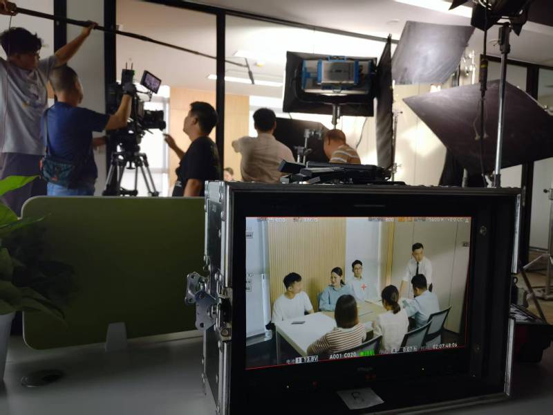 雁江区TVC拍摄公司：科技产品视觉化大师，诠释未来感与功能美学
